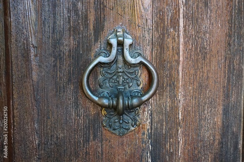 Detalle de antigua puerta de madera con asa de forja