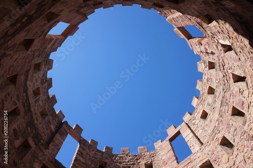 Vista del cielo azul en una torre fortifcada medieval en Vilafamés
