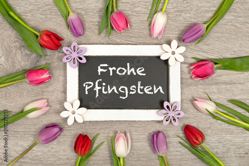 Tulpen und Tafel: Frohe Pfingsten