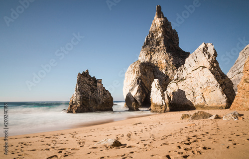 Praia da Ursa Strand mit Felsen in Portugal