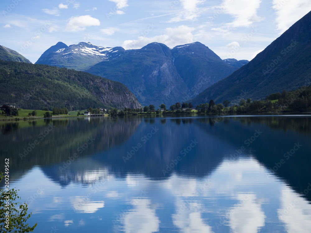 Vistas del paisaje de montaña reflejada en el lago Nedrefloen, en el verano de 2017 en Noruega