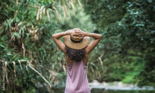 Mujer de viaje en la naturaleza