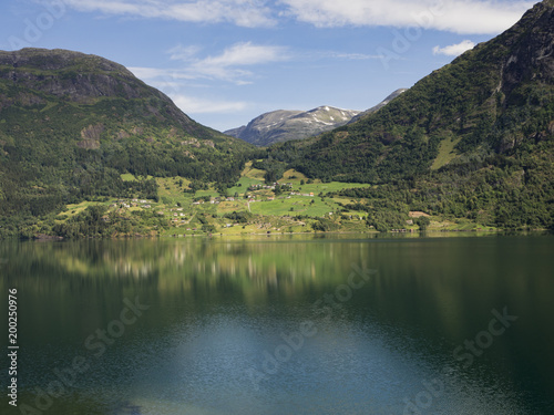 Vistas de montañas en el lago Oppstrynsvatnet de Noruega, en el verano de 2017