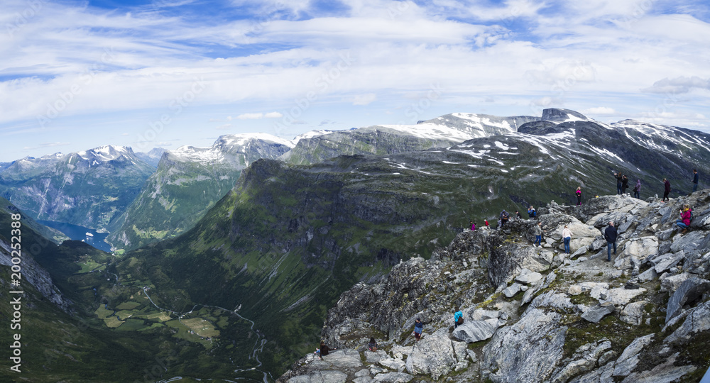 Turistas contemplando las vistas de Geiranger desde el Mirador de Dalsnibba, en Noruega, en el verano de 2017