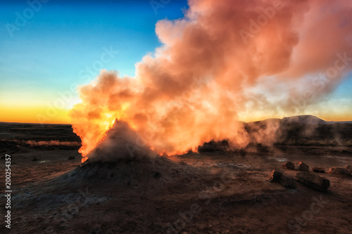 Geothermisches Feld Hverir in Island. Solfatar im Sonnenaufgang. Geothermal Energie_001