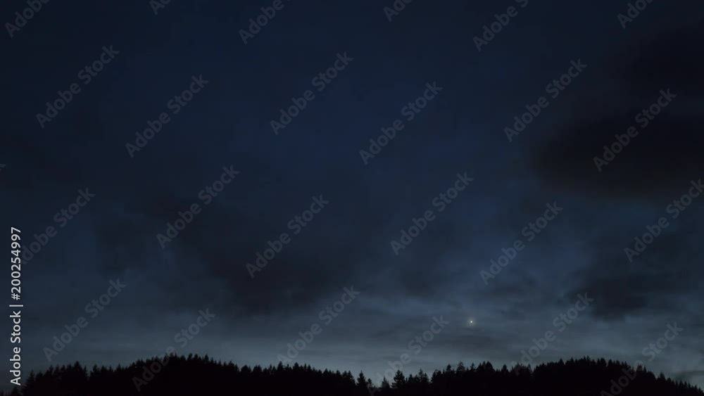 4K Time-Lapse. Espectacular paisaje con nubes pasando sobre una montaña por la noche a la luz de la luna.. Alemania 4K Time-Lapse. Espectacular paisaje con nubes pasando sobre una montaña por la noche a la luz de la luna.. Alemania