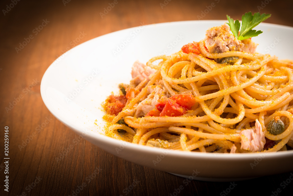 Spaghetti con tonno, bottarga, pomodoro e capperi, Cucina Mediterranea 