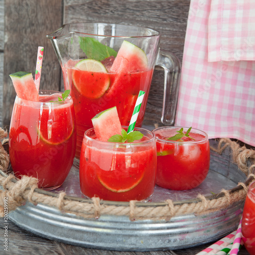 Fruchtiger Cocktail mit Wassermelone