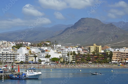 Hafenfront mit Strand in  Los Cristianos, Teneriffa © traveldia