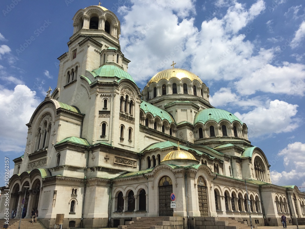 Affascinante cattedrale russa con cielo blu in secondo piano.