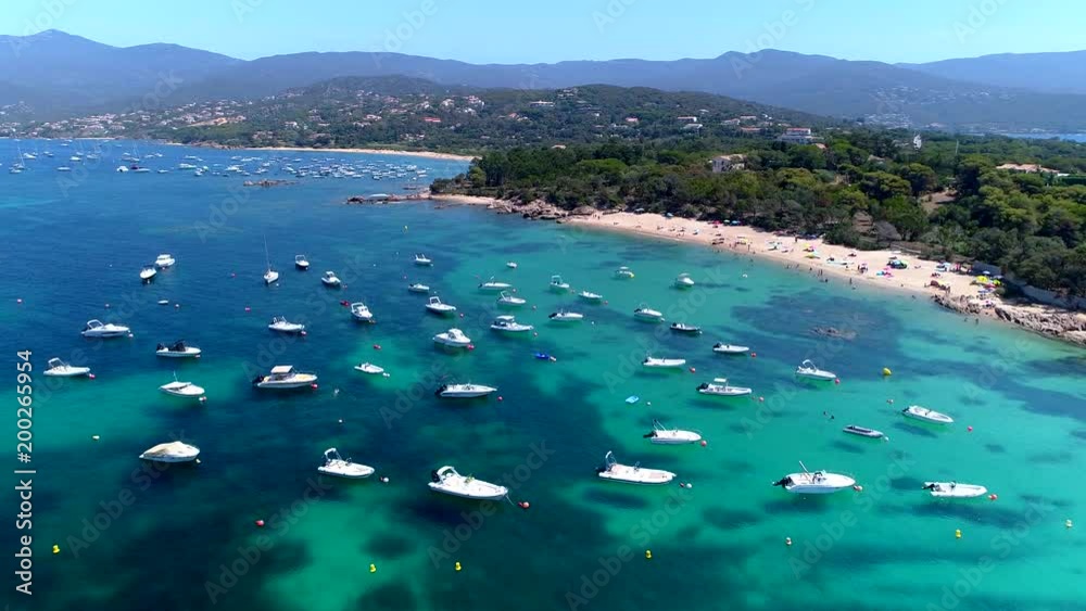 Bateaux sur eau transparente turquoise en Corse