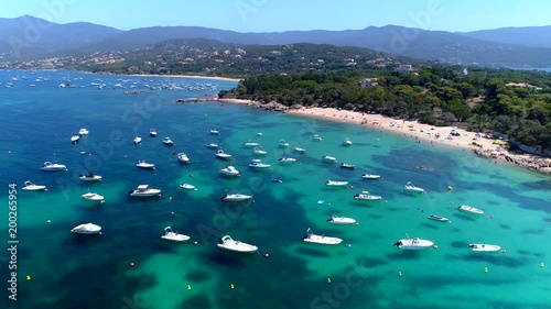 Bateaux sur eau transparente turquoise en Corse