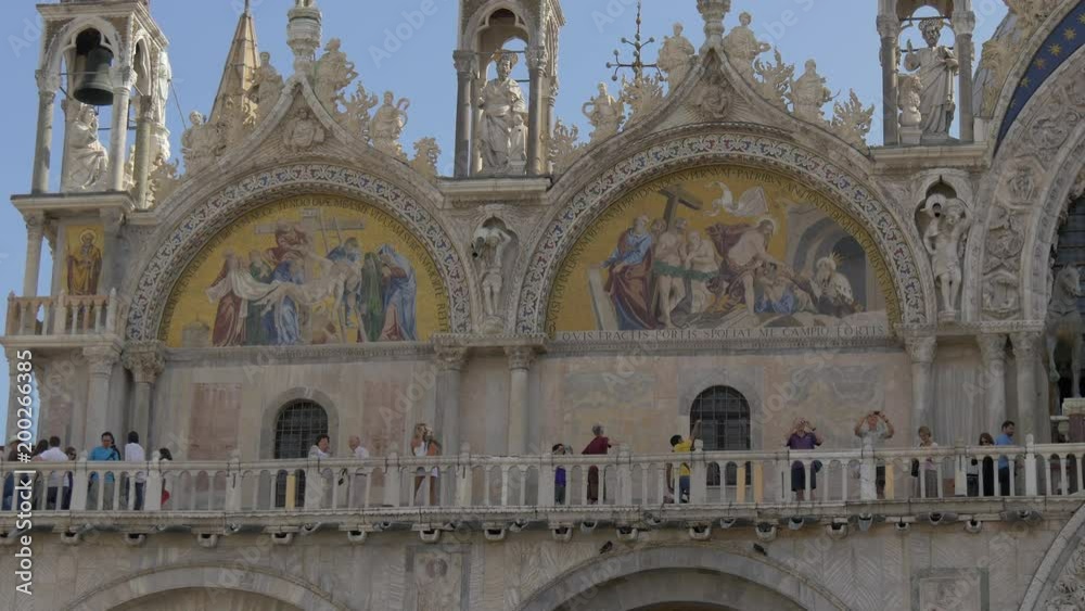 Frescoes and statues Frescoes and statues