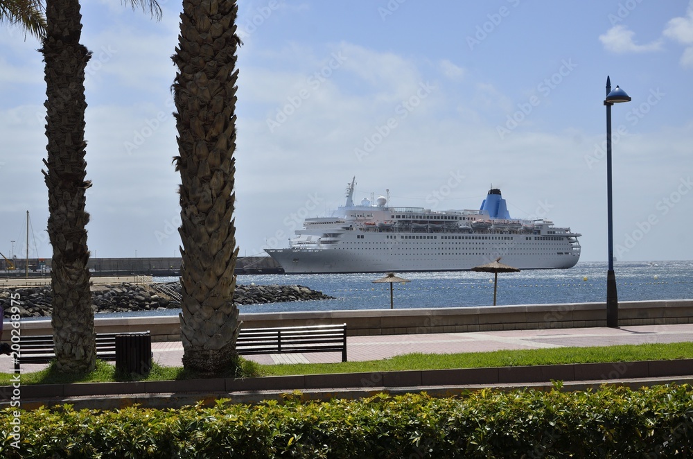 Fototapeta premium Kreuzfahrtschiff im Hafen, San Sebastian, Gomera
