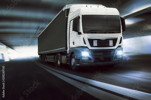 schneller Truck fährt durch Tunnel © DKcomposing
