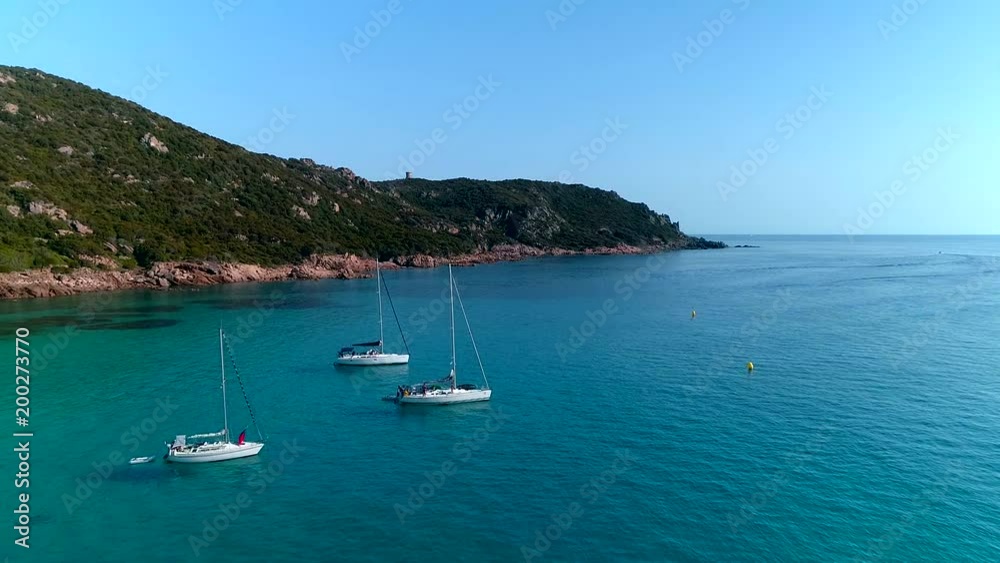 Bateaux sur mer turquoise - Corse Bateaux sur mer turquoise - Corse
