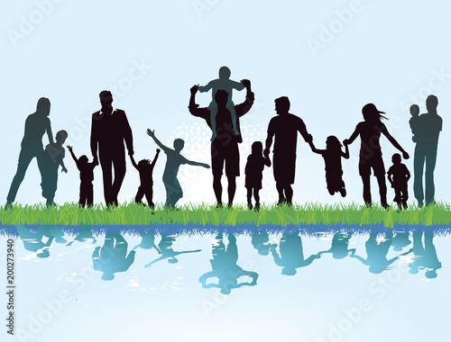 Familien freuen sich am Wasser