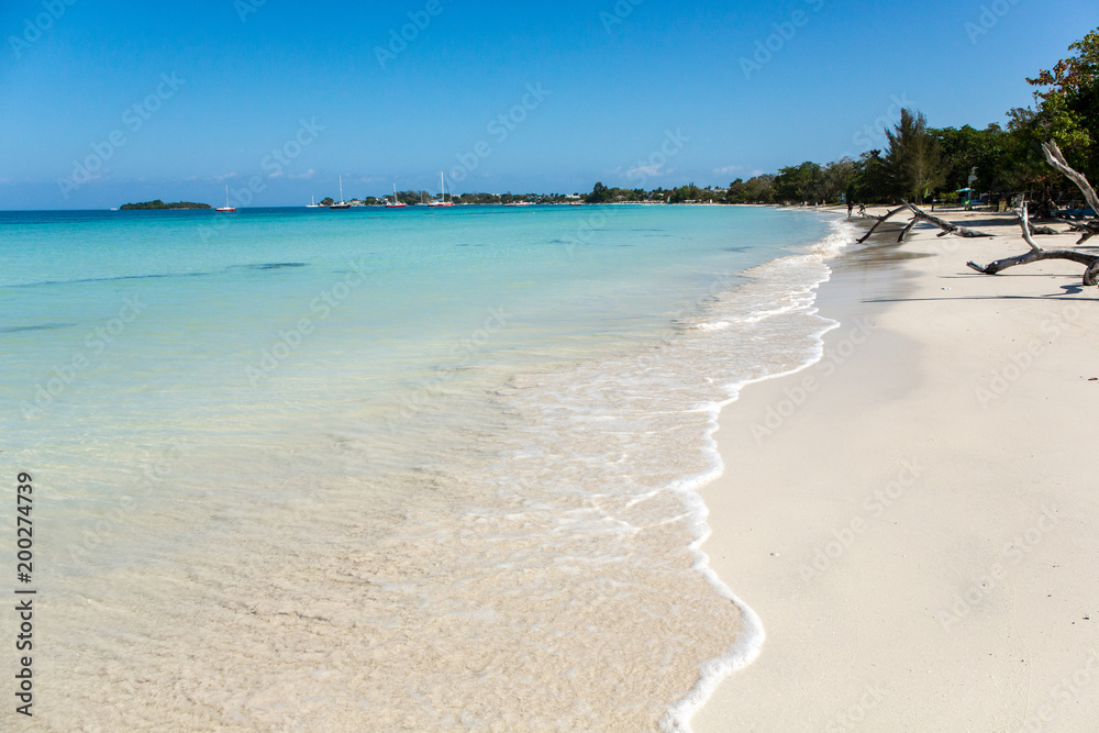 Karibisches Meer und der weiße Sandstrand auf Jamaika
