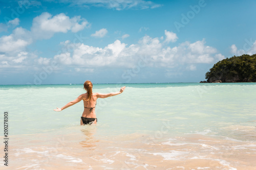 Eine junge Frau schwimmt in der Karibik auf der Jamaika 