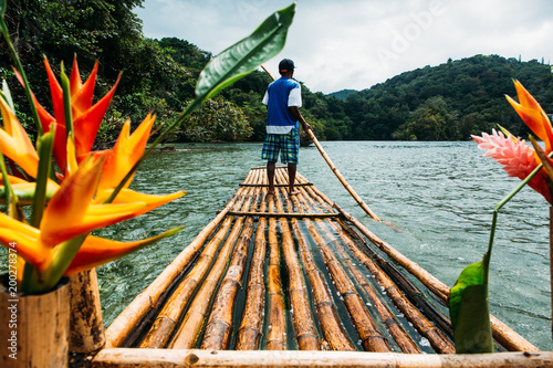 Bambus Fahrt in blue lagoon auf Jamaika  