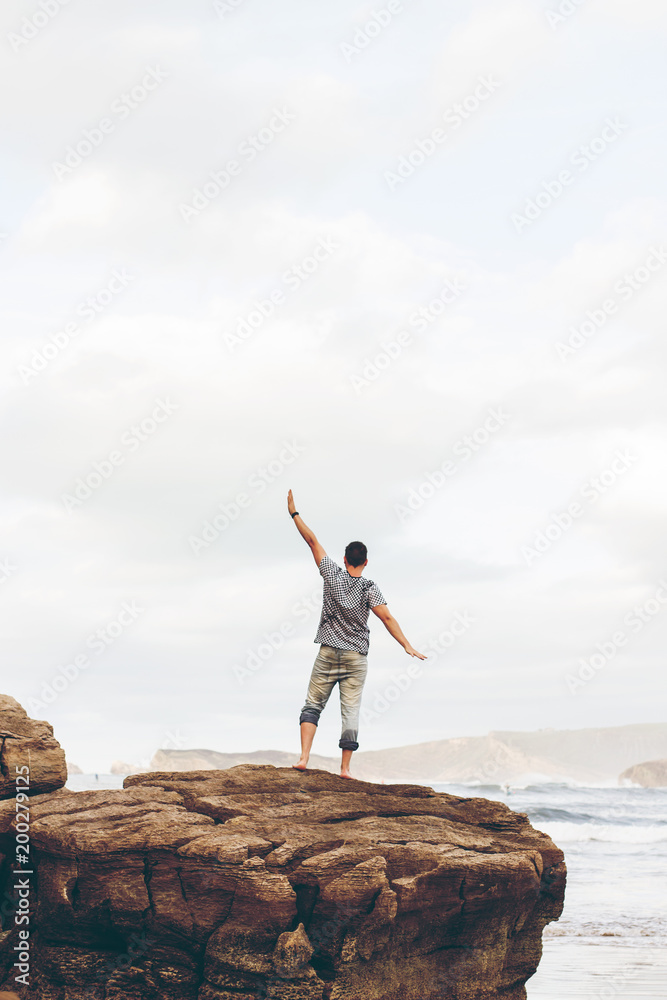 Hombre joven disfrutando de la libertad y la naturaleza en soledad Hombre joven disfrutando de la libertad y la naturaleza en soledad