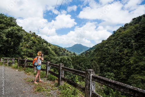  Junge Frau wandert in den Blue mountains in der Karibik auf Jamaika