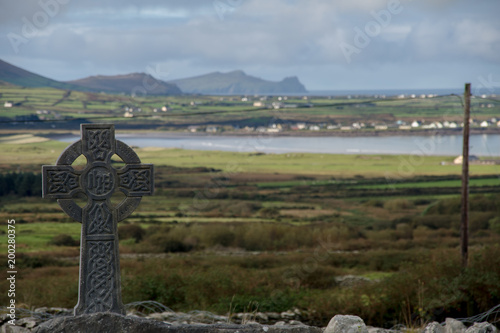 Obraz na płótnie Celtic cross with irish landscape