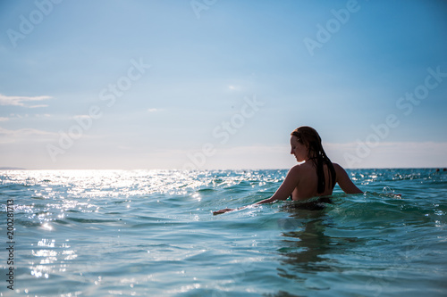 Eine junge Frau schwimmt  in der Karibik auf der Jamaika   © ajlatan