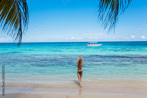Eine junge Frau macht Urlaub in der Karibik auf der Jamaika
