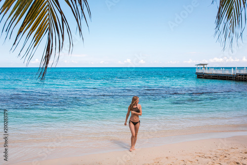 Eine junge Frau macht Urlaub in der Karibik auf der Jamaika