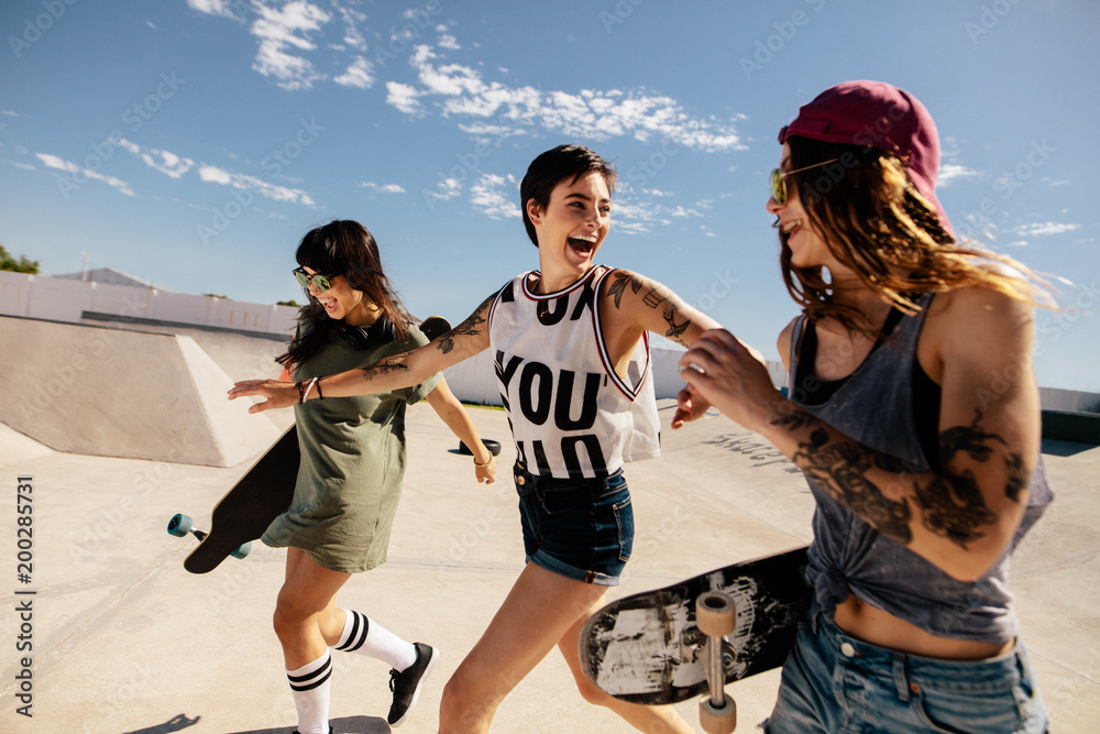 Urban girls enjoying at skate park - obrazy, fototapety, plakaty 