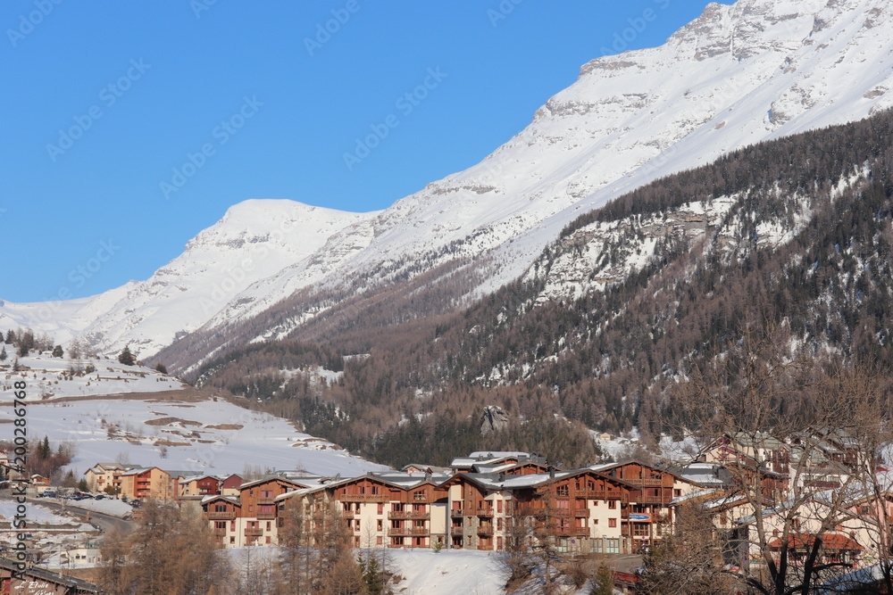 Auvergne-Rhône-Alpes - Savoie - Valcenis - Lanslevillard - Le village sous le soleil en hiver, 