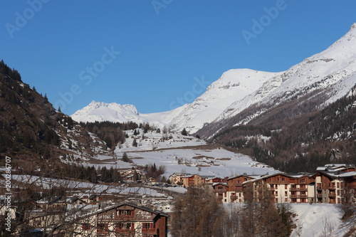 Auvergne-Rhône-Alpes - Savoie - Valcenis - Lanslevillard - Le village en hiver photo