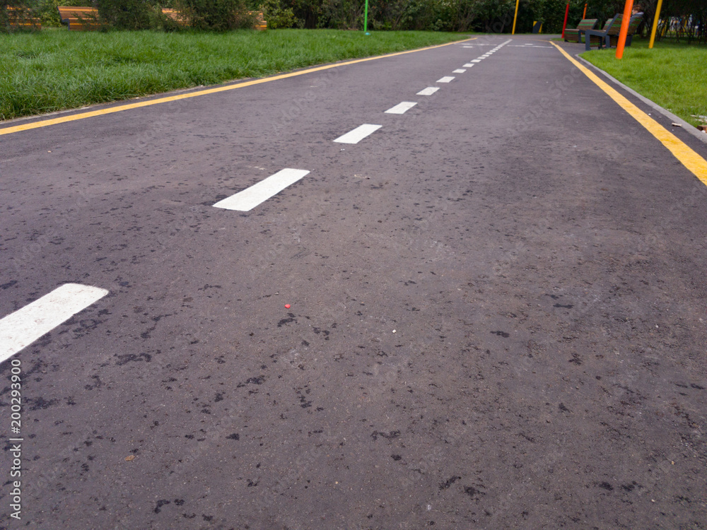 Obraz premium The marks on the asphalt road in the city