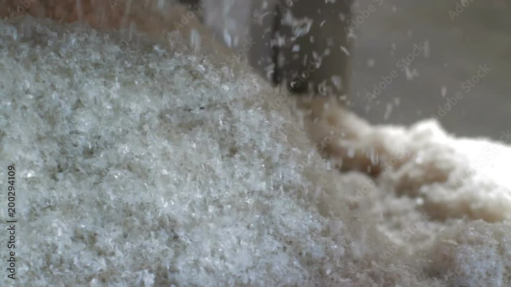 Plastic particles for recycling in a machine in a recycling facility