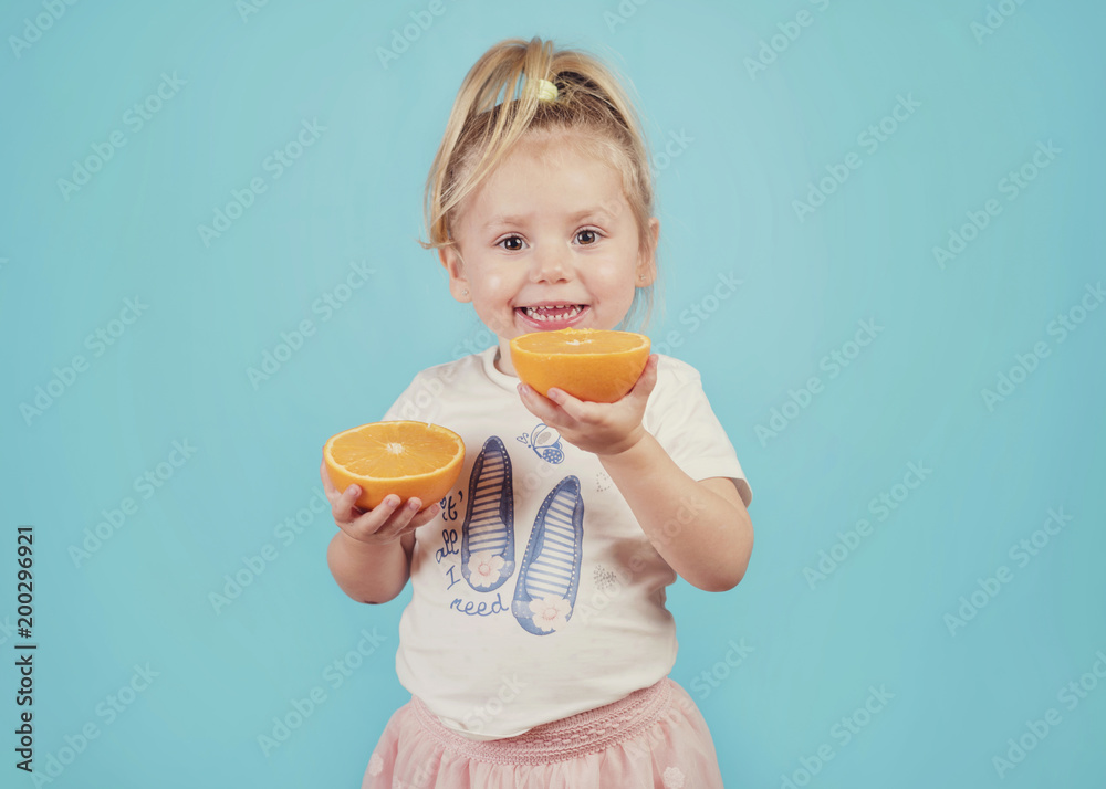bebé sonriente con una naranja bebé sonriente con una naranja