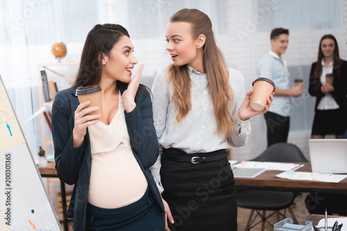 Canvas Print Two young girls are spreading gossip on coffee break