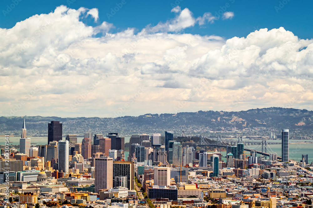 Fototapeta premium Widok z lotu ptaka na panoramę San Francisco, widziany z parku Twin Peaks.