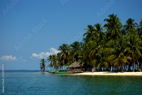 Fototapeta Naklejka Na Ścianę i Meble -  Isla con palmeras, aguas turquesa, en Guna Yala, Kuna Yala, San Blas, Panamá. Paraíso tropical.