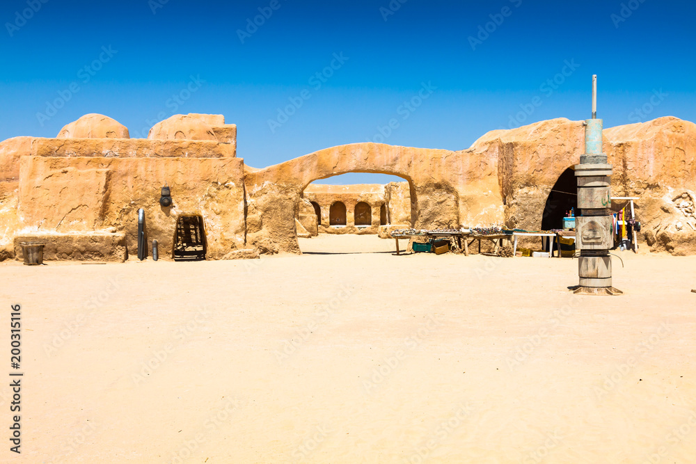 Naklejka premium Zestaw do filmu Star Wars nadal stoi na tunezyjskiej pustyni w pobliżu Tozeur.