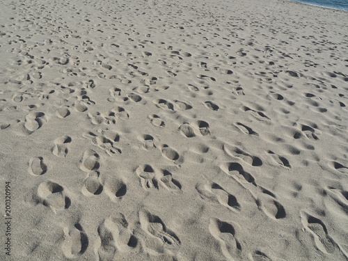 足跡がたくさん付いた砂浜