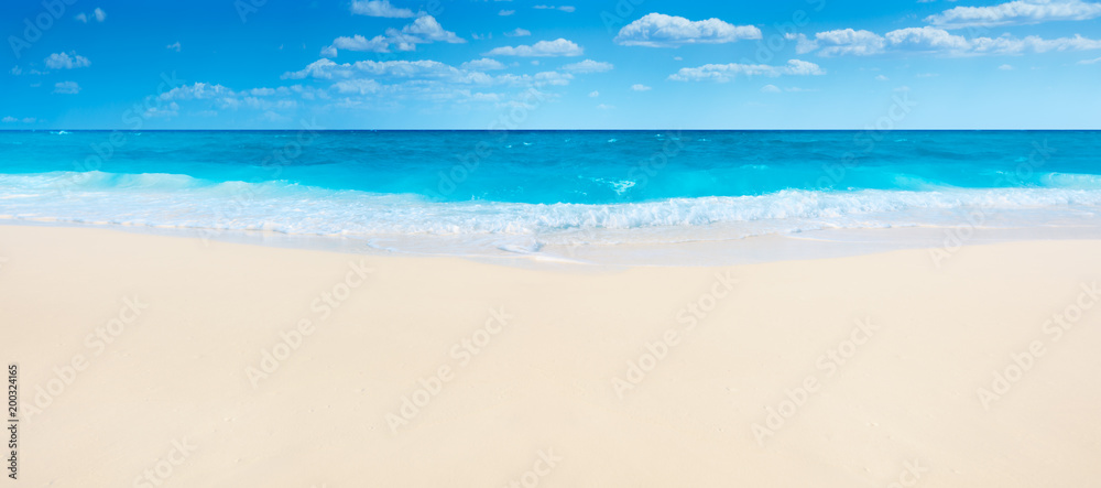 Naklejka premium Letnia plaża i morze