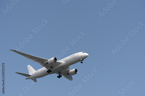 青空の中を飛ぶ飛行機