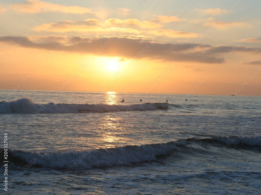 Surfing ar sunset