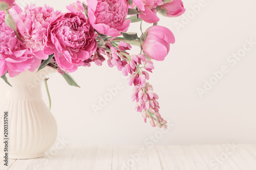 Fototapeta Naklejka Na Ścianę i Meble -  pink peony in  vase on white background