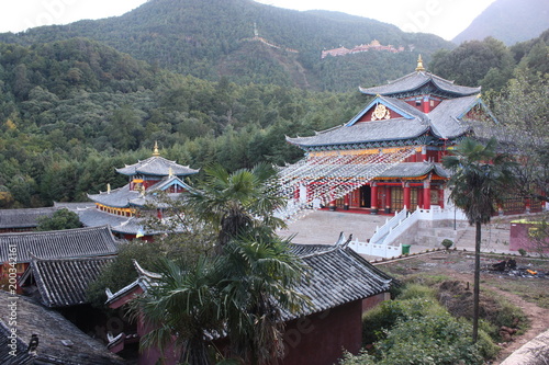 temple 2 niveaux bouddhiste en pleine montagne chine yunnan