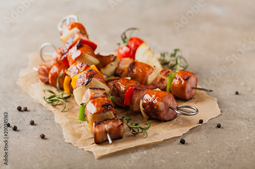 Canvastavla Grilled skewers with sausage, bacon and vegetables.