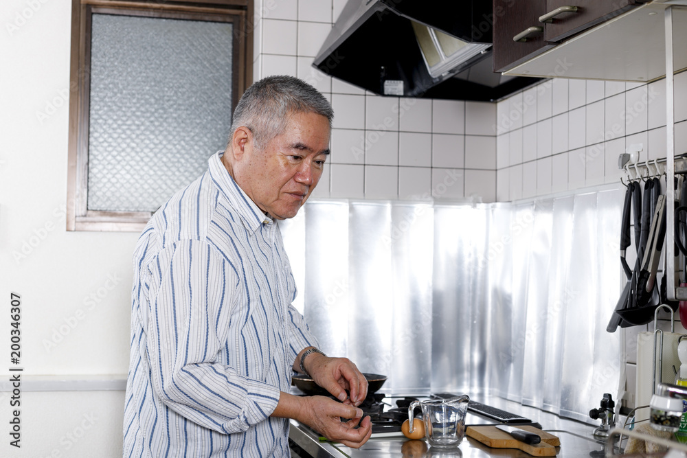 料理をするシニア男性 料理をするシニア男性