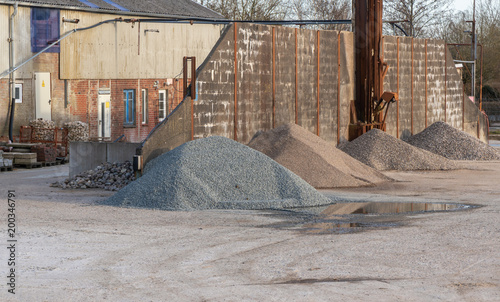 Verschiedene Haufen Sand und Kies