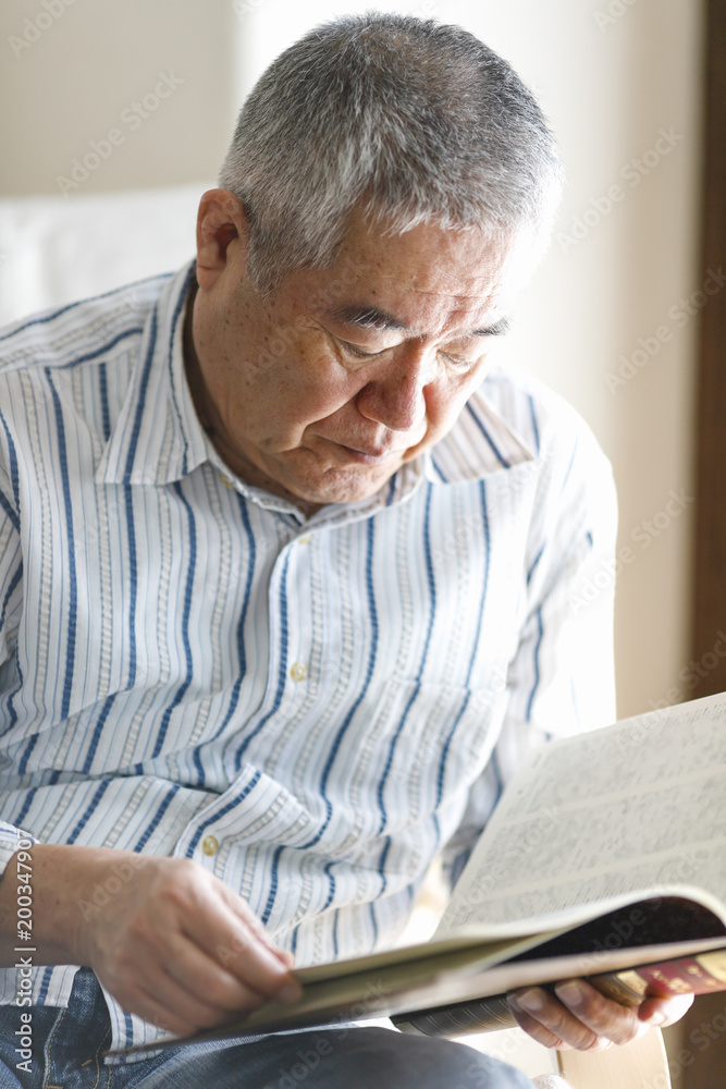 読書をしているシニア男性 読書をしているシニア男性